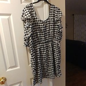 Black and white Dress with flowy arm detail 2x